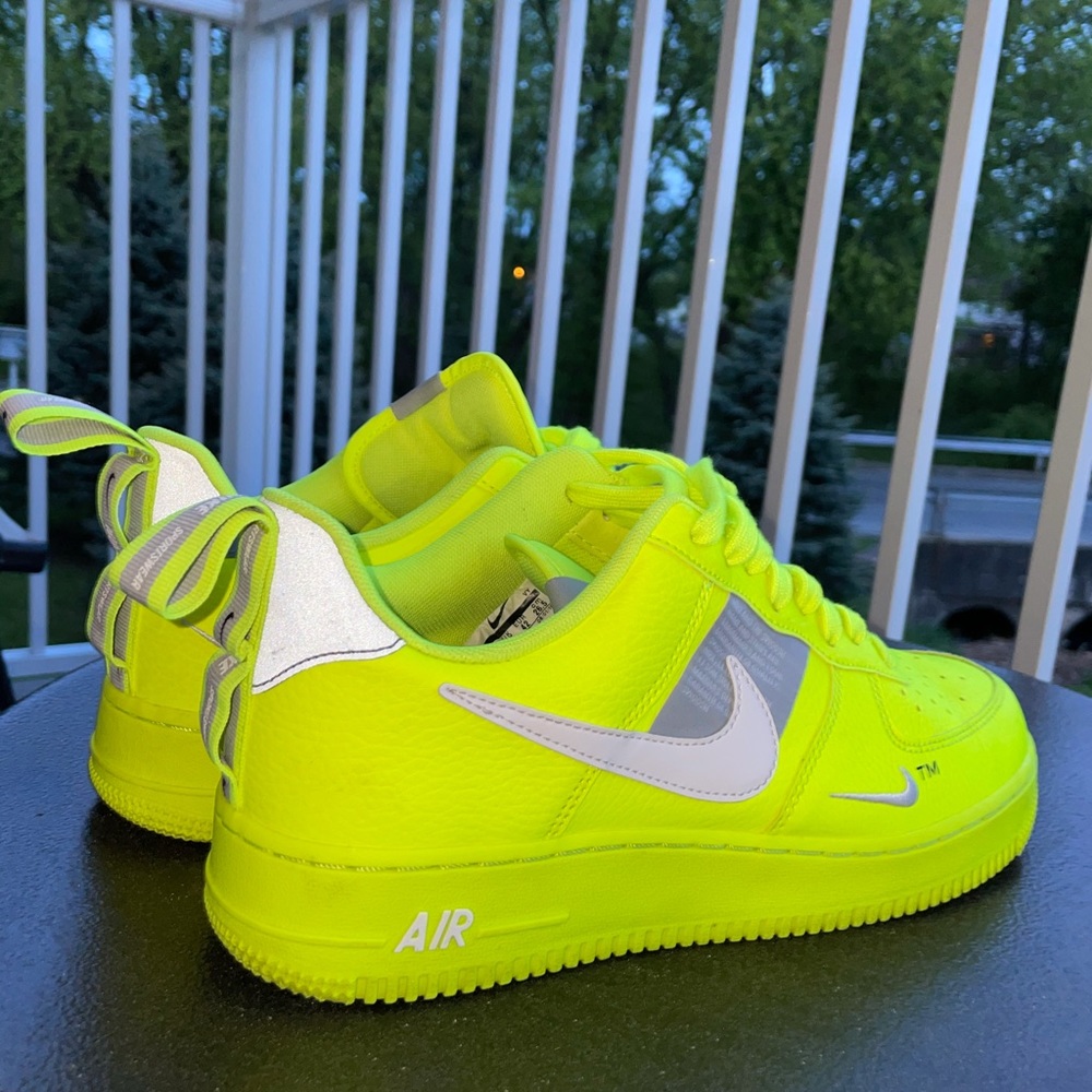 Nike Air Force 1 Utility Volt 2 (8.5 men)